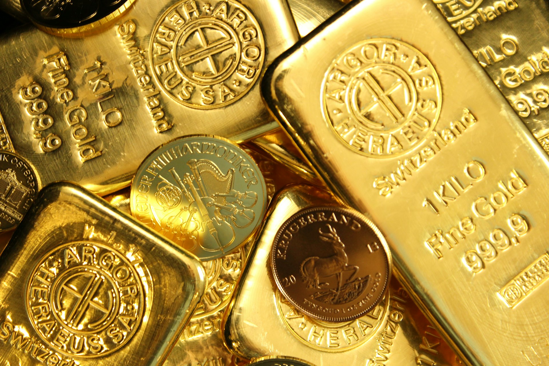 Goldbarren und Anlagemünzen